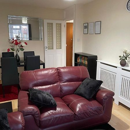 Nnk Air Bnb Енфийлд Екстериор снимка