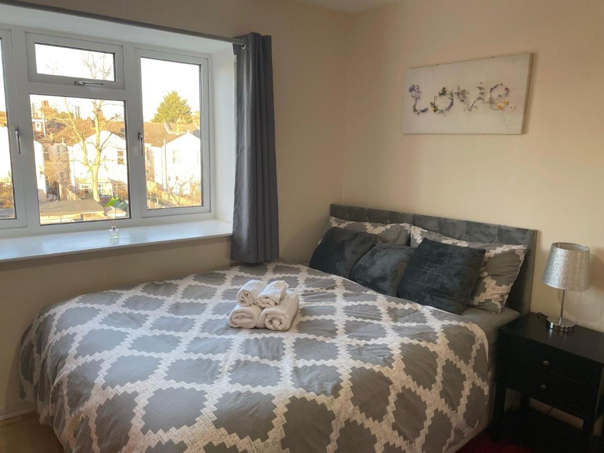 Nnk Air Bnb Енфийлд Екстериор снимка