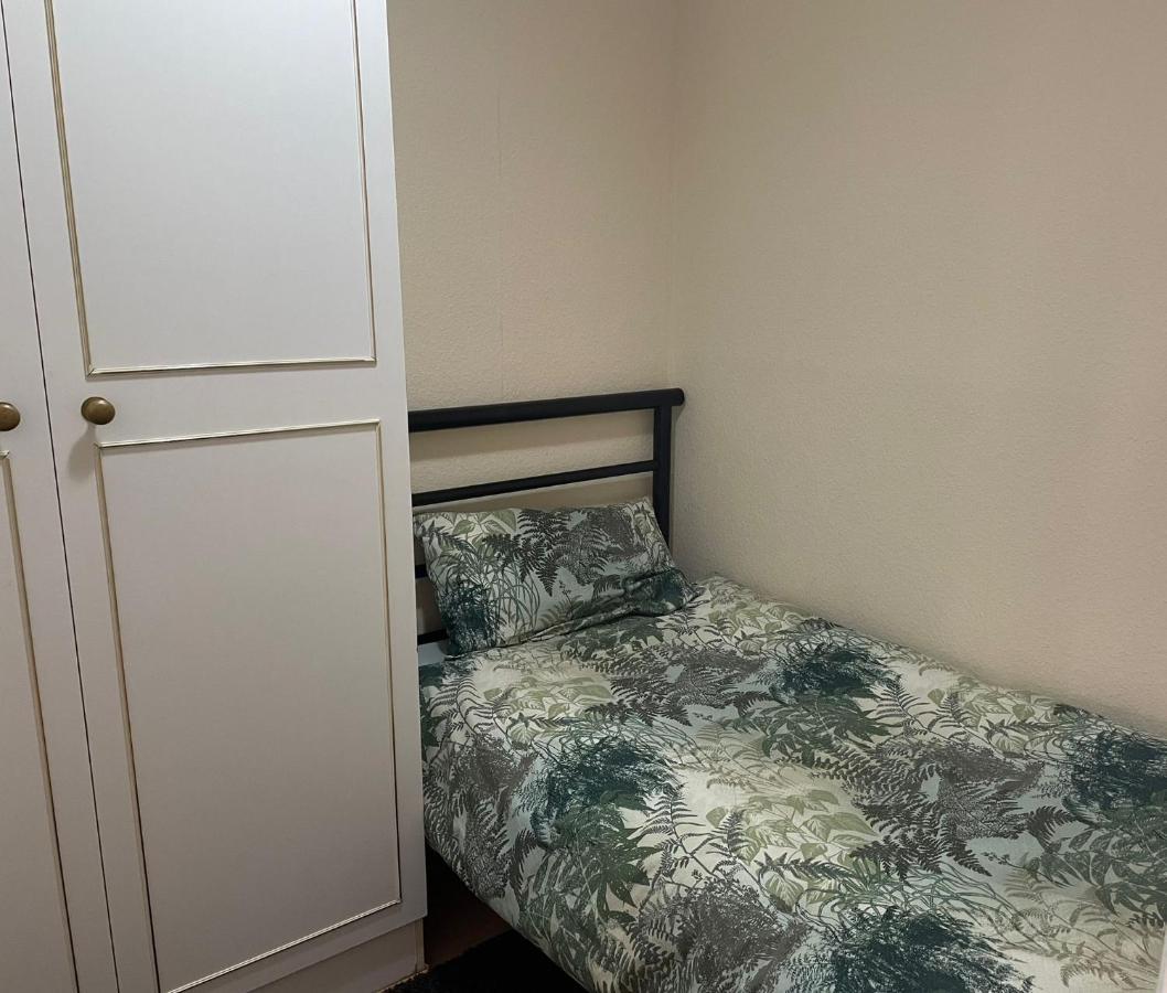 Nnk Air Bnb Енфийлд Екстериор снимка