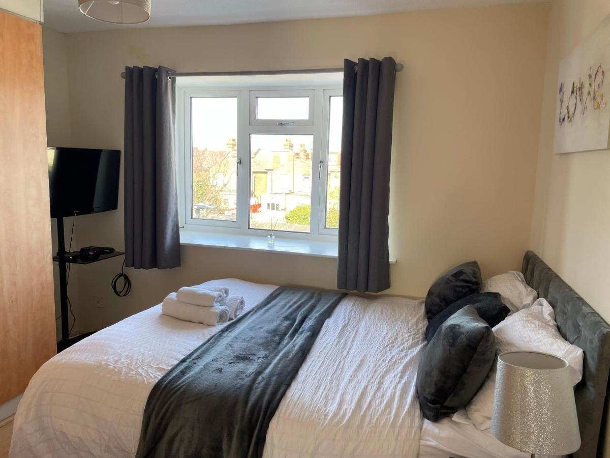 Nnk Air Bnb Енфийлд Екстериор снимка
